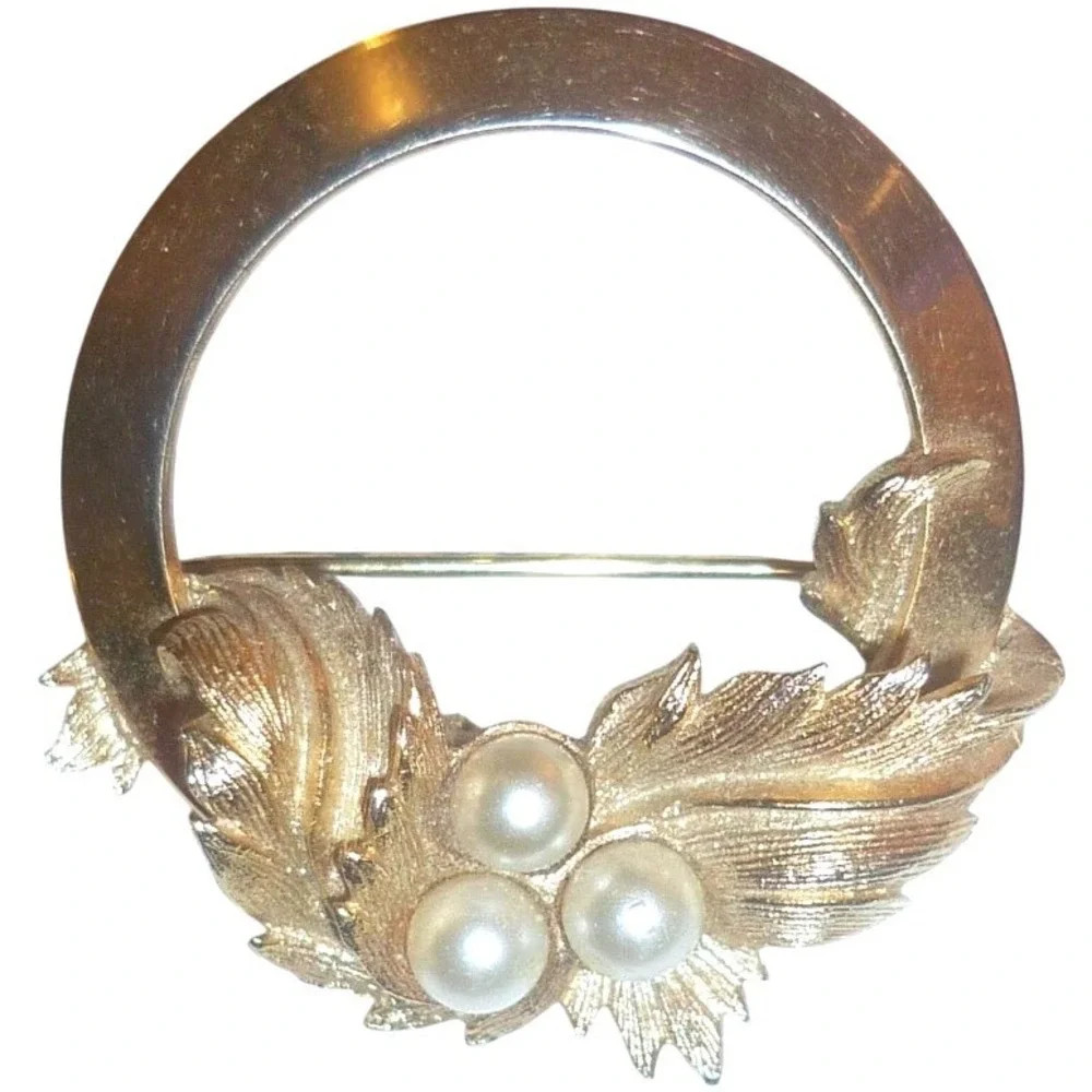 Sarah Coventry Vintage Gold Tone Leaf Faux Pearl Circle‎ Brooch Pin